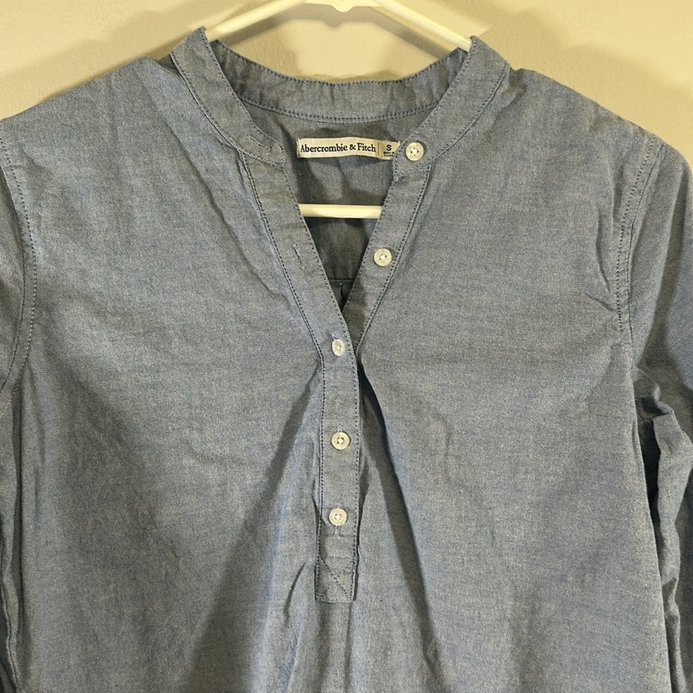Abercrombie & Fitch blue chambray half button down long sleeve top size small - Picture 2 of 3